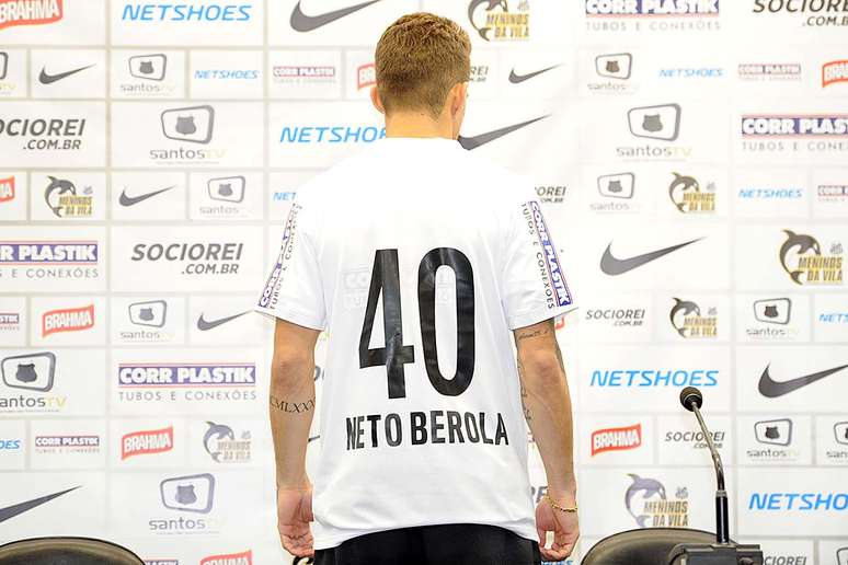 Neto Berola exibe a camisa 40 do Santos
