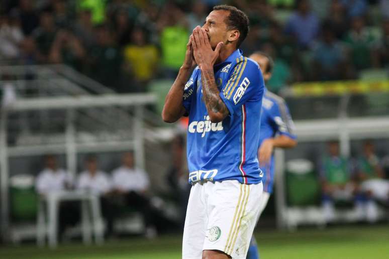 Alan Patrick lamenta uma das várias chances desperdiçadas pelo Palmeiras. Culpa do técnico?