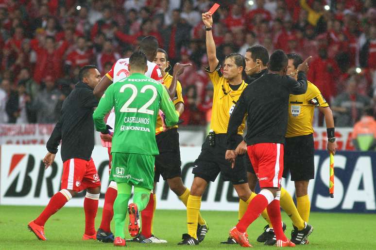 Arbitragem do jogo em Porto Alegre chamou a atenção nesta quarta-feira