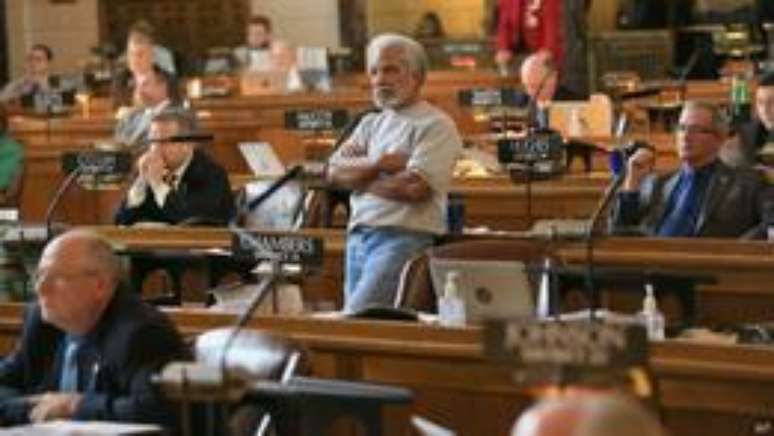 Senador estadual Ernie Chambers acompanha votação de seu projeto que extingue pena de morte no Nebraska