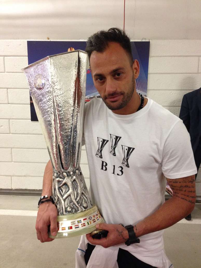 Beto desfilou com a taça na zona mista do Stadion Narodowy