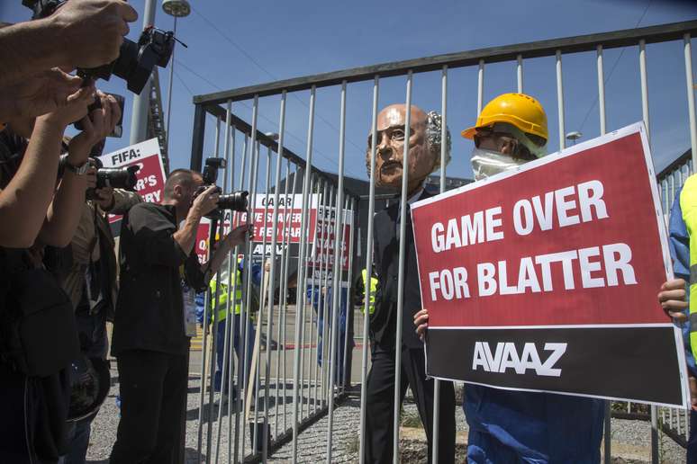 Manifestantes atacaram Blatter na porta do congresso da Fifa