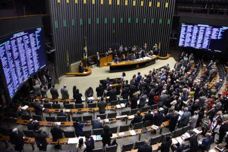 Câmara aprova fim da reeleição em votação da reforma política 