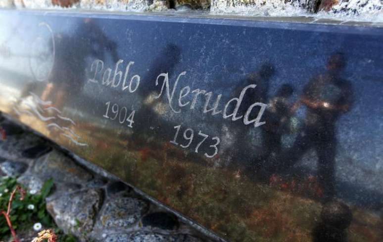 Lápide em túmulo do poeta chileno Pablo Neruda em Isla Negra. 7/4/2013.