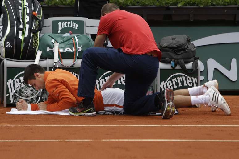 Djokovic sentiu dores, mas foi atendido e venceu o jogo desta quinta