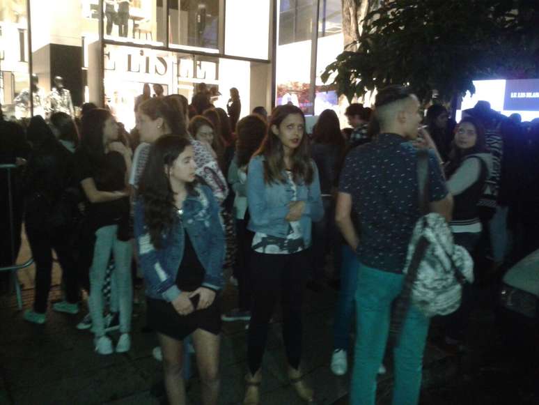 Cerca de 250 fãs formaram fila na rua Oscar Freire para ver Kendall Jenner