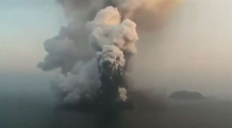 Fotos registram ‘nascimento’ de ilha vulcânica no Mar Vermelho