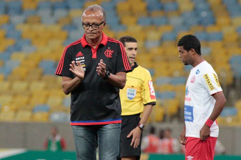 Jayme de Almeida voltou ao comando do Flamengo, mas como interino