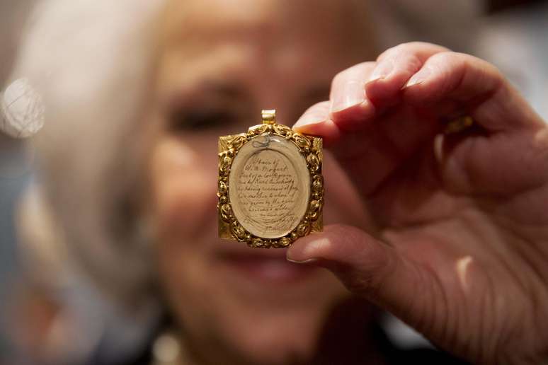 A mecha estava dentro de um medalhão dourado do século XIX  
