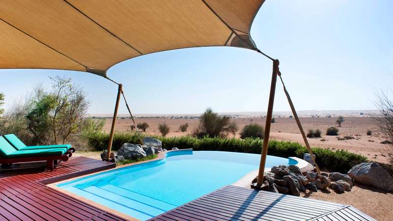 Quarto com piscina com vista para o deserto no hotel Al Maha