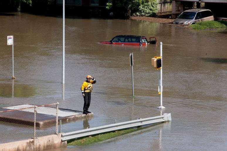 Funcionário do resgate em Houston 26/5/2015