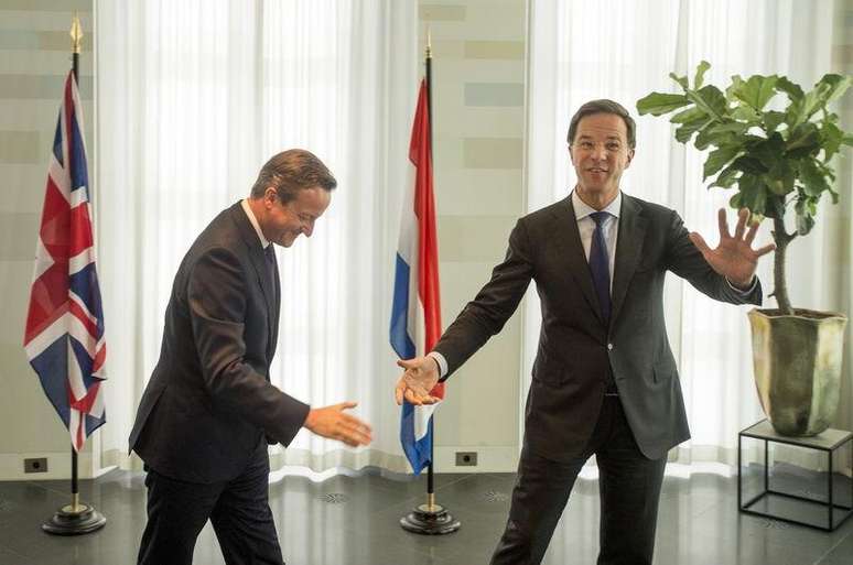 Premiê holandês, Mark Rutte, ao lado do premiê britânico, David Cameron, em Haia. 28/05/2015