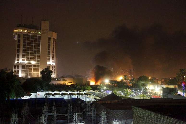 Fumaça no local de ataque com carro-bomba em Bagdá nesta quinta-feira