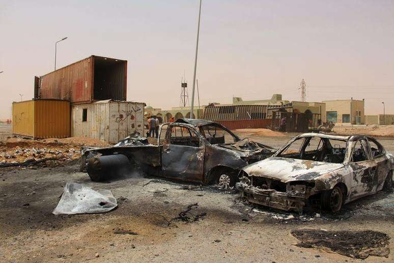 Veículos são incendiados após explosão de homem-bomba num posto de controle perto de Misrata, na Líbia, na semana passada. 21/05/2015