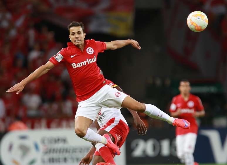 Nilmar começou titular duelo com Santa Fe, mas deixou campo após trombada com adversário