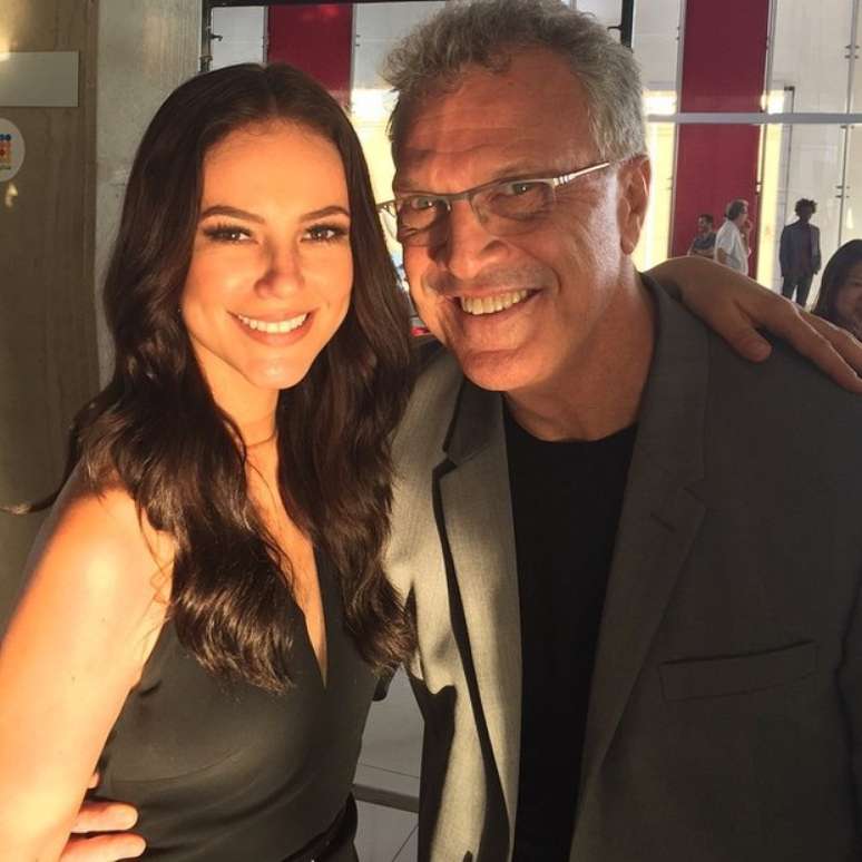 Paolla Oliveira e Pedro Bial nos bastidores de campanha publicitária