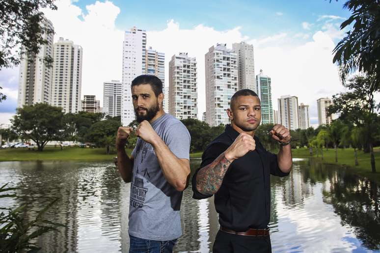 Carlos Condit e Thiago &#034;Pitbull&#034; Alves posam para foto em Goiânia