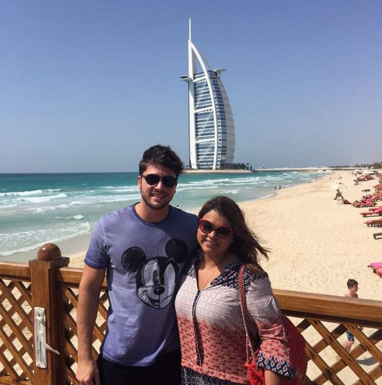 Casal com o hotel Burj Al Arab ao fundo