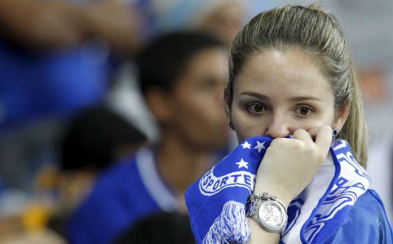 Torcedora mostra decepção com eliminação do Cruzeiro