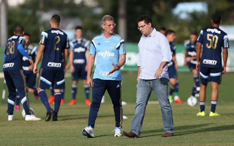 Oswaldo de Oliveira e Alexandre Mattos tentam recuperar a autoestima do grupo