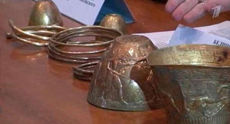 Além dos bongos, arqueólogos encontraram taças, anéis e colares de ouro