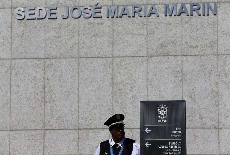 Combinação de fotos da fachada do prédio da CBF no Rio de Janeiro com e sem o nome "José Maria Marin". 27/05/2015