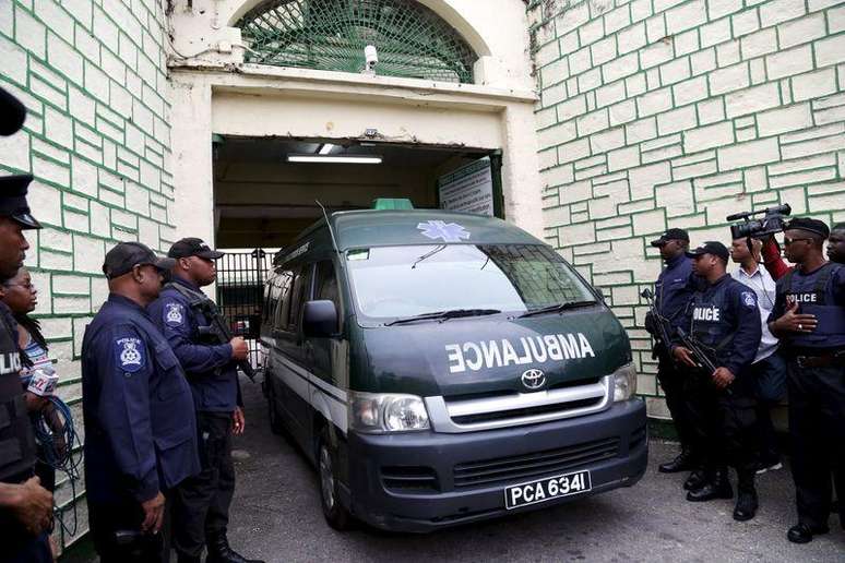 Jack Warner deixa a prisão de Port of Spain de ambulância