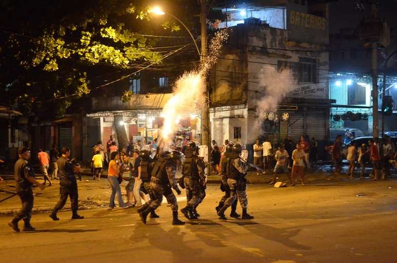 Policiais e manifestantes entram em confronto durante protesto contra a desocupação e demolição de imóveis no local conhecido como Favela do Metrô-Mangueira, na zona norte do Rio