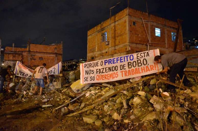 Os comerciantes que perderam ou estão em vias de perder seus negócios na favela manifestaram revolta com a demolição dos imóveis