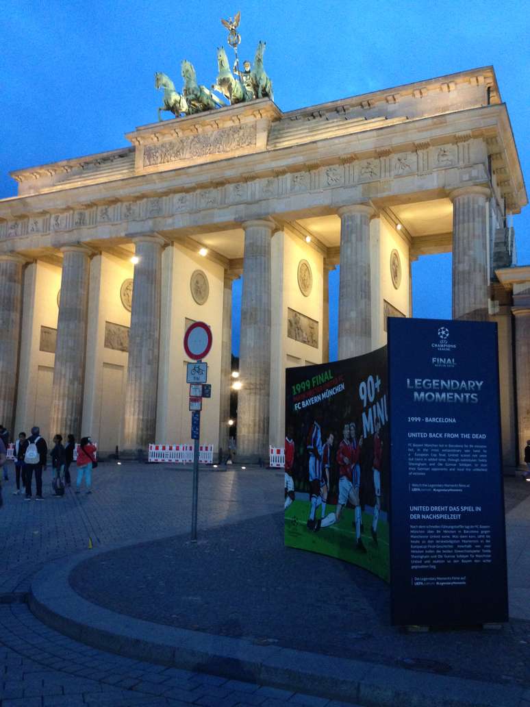 Painel com memórias da Champions foi uma das primeiras estruturas montadas ao lado do Portão de Brandemburgo