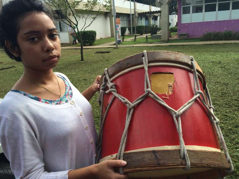 Até o instrumento de percussão da estudante de Turismo Luana acabou atingido por disparos da PM