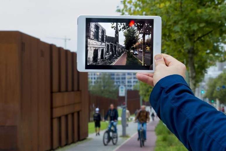 O desenvolvedor Robin von Hardenberg demonstra um app de realidade aumentada em Berlim. 26/09/2014