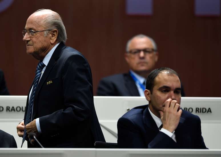 Príncipe jordaniano Ali Bin Al-Hussein (dir) pode substituir Blatter (esq)