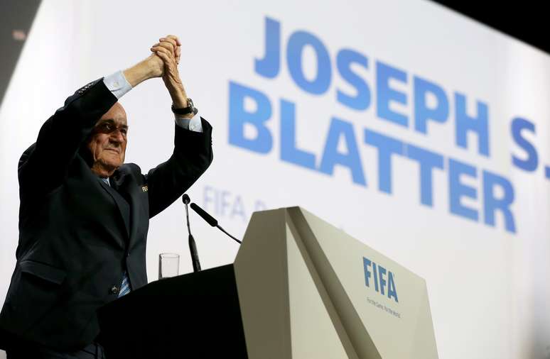 Blatter uniu os braços e gritou "Let's go, Fifa!" no fim de seu discurso 