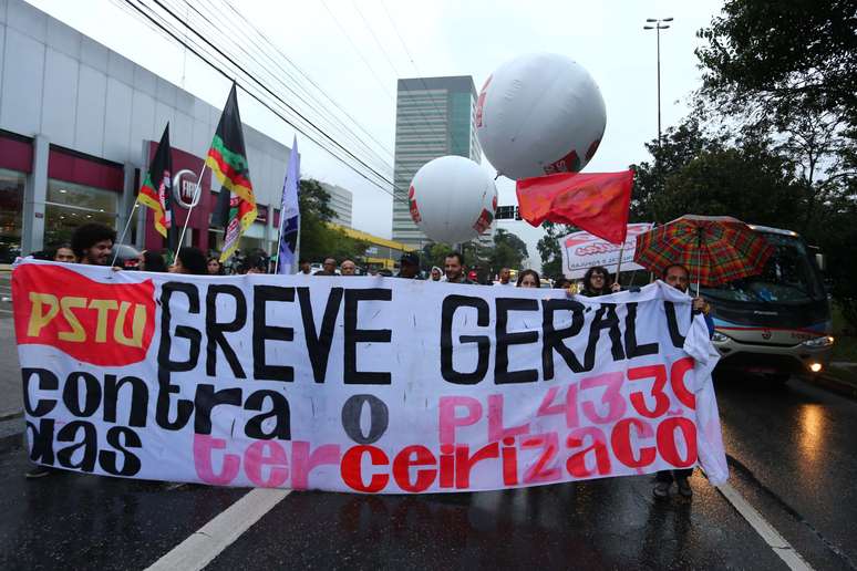 Manifestantes fecharam a avenida Nações Unidas, na zona sul