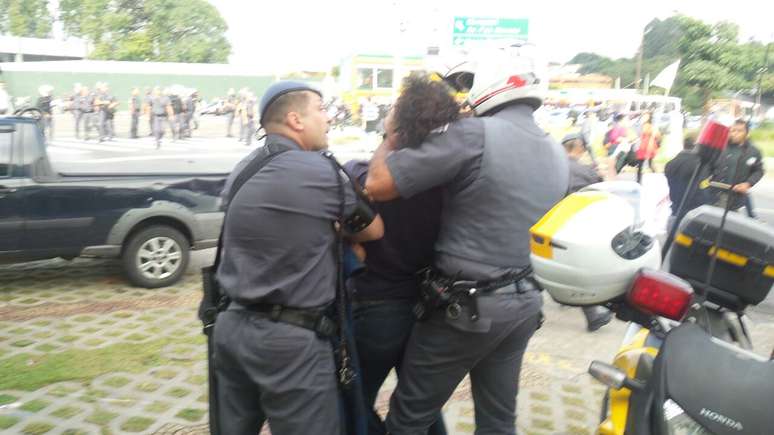 Manifestante foi preso durante confronto com a polícia em SP