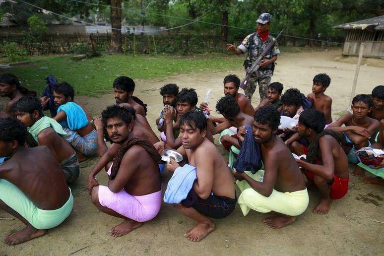 Refugiados de Bangladesh em acampamento provisório em Mianmar.    23/05/2015