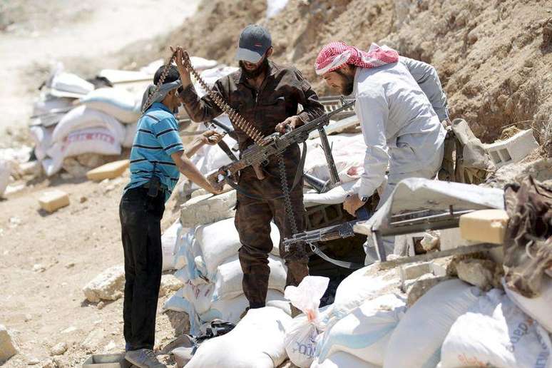 Rebeldes do Movimento Islâmico Ahrar al-Sham preparam armamento em Jabal al-Arbaeen, de onde se tem uma visão da cidade de Ariha, na província de Idlib, na Síria, nesta semana. 26/05/2015