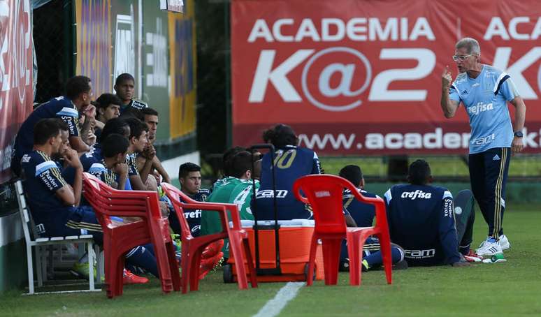 Na segunda-feira, Oswaldo berrou com os jogadores na frente da imprensa