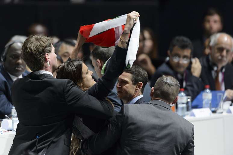 Manifestante pró-Palestina invadiu o 65º Congresso da Fifa nesta sexta-feira