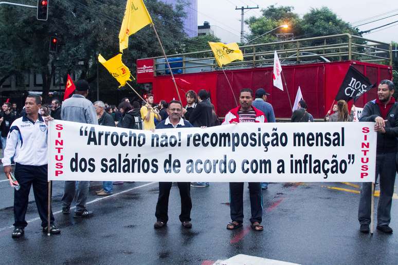 Alunos e funcionários da USP, Psol e Movimento Juntos protestam contra a terceirização e em favor da greve dos professores da rede estadual