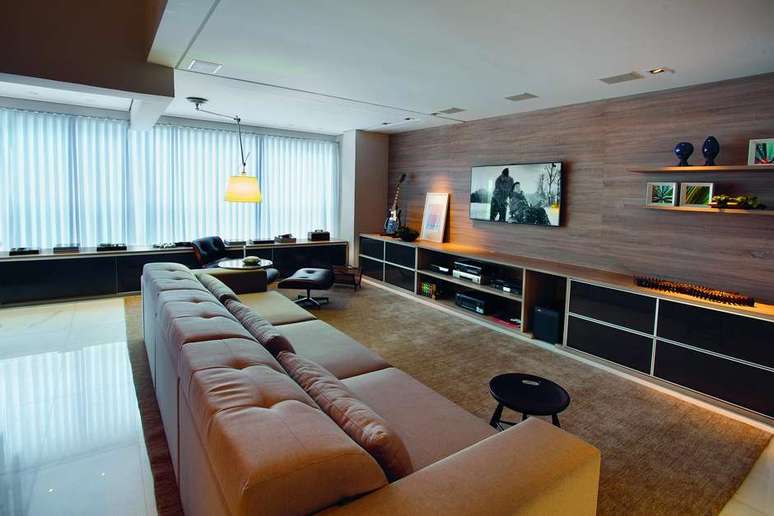 Um painel de madeira para a área da TV é um ótimo acerto, mas é preciso cuidado para não usar muita madeira em um mesmo cômodo