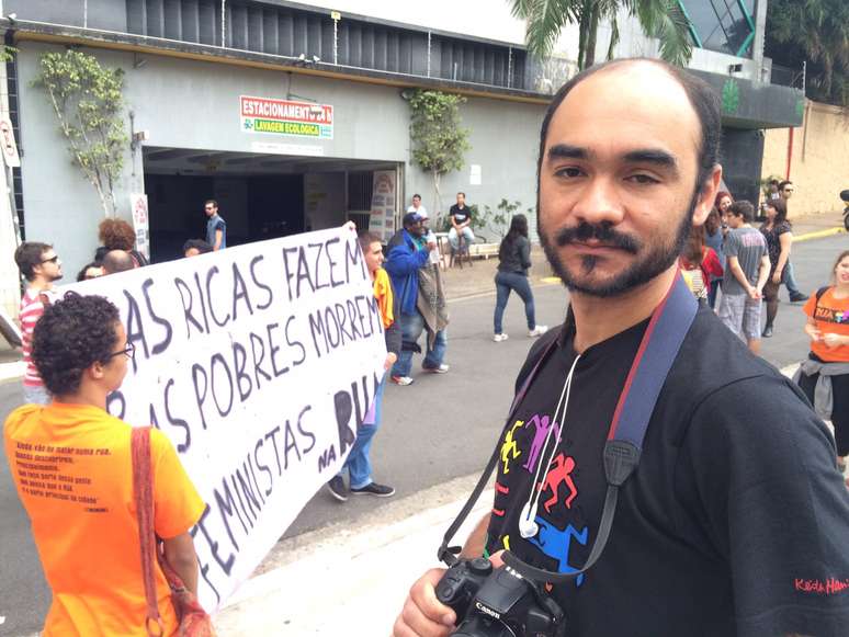 Sérgio Silva, de 33 anos, vítima de violência policial nos protestos de 2013, foi à Marcha das Vadias hoje fotografar o evento