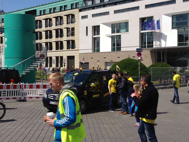 Carro da torcida do Dortmund passeia pelo centro de Berlim