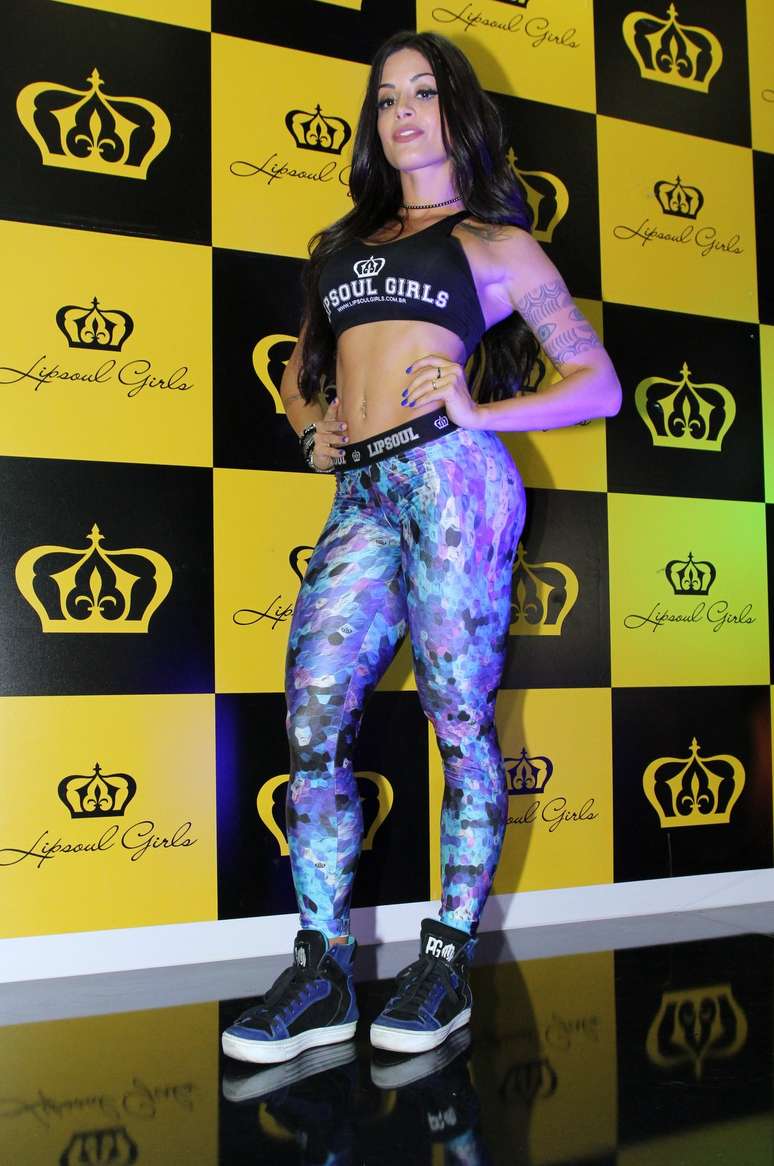 Aline Riscado curte feira fitness no Rio de Janeiro 