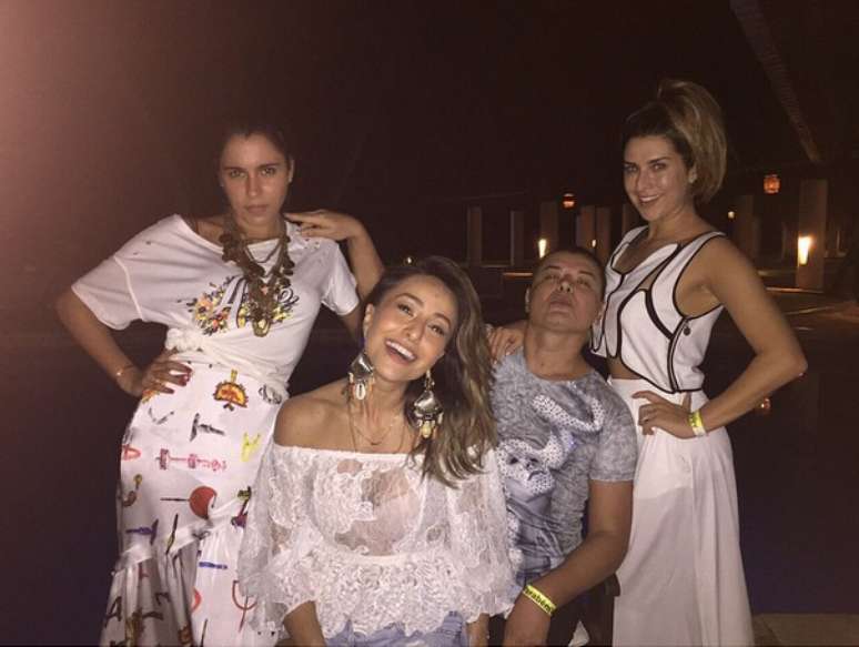 Só na pose! Marina Morena, Sabrina Sato, David Brazil e Fernanda Paes Leme se divertem na festa