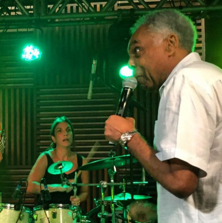 Floral Gil, mulher de Gilberto Gil, mostra o marido cantando e Ivete na bateria durante a festa