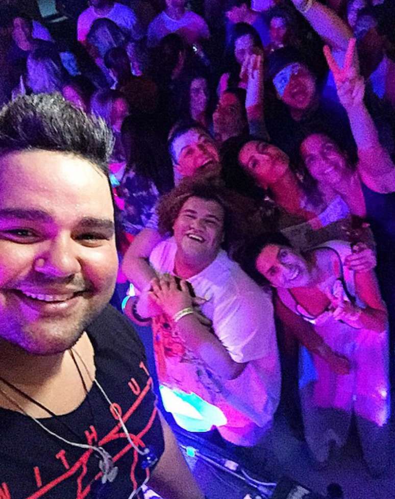 O cantor Rodrigo Torres, da Banda Torres da Lapa, postou selfie com os convidados famosos no fundo