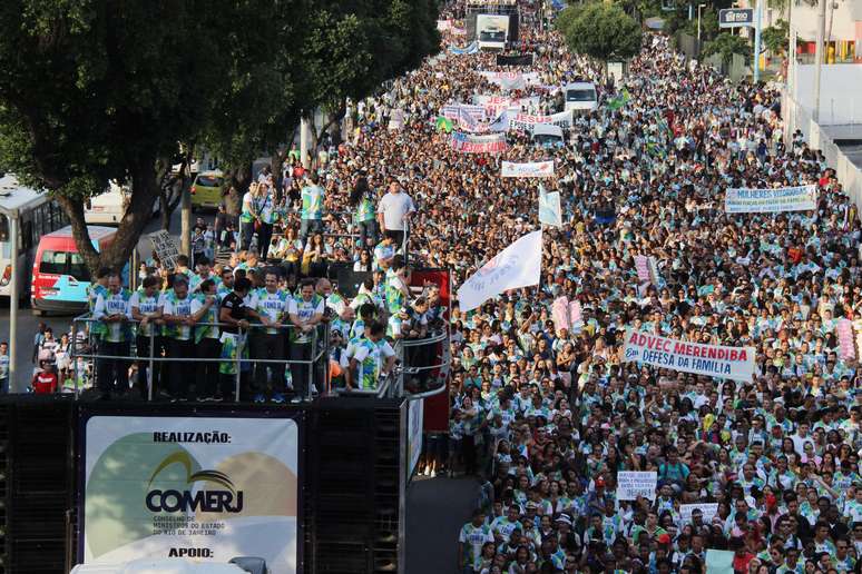Milhares de pessoas participaram da manifestação no Rio de Janeiro