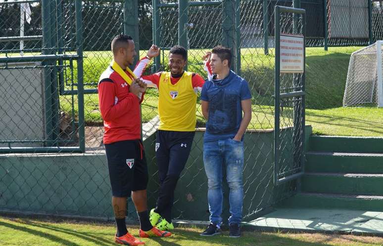 Osvaldo bate papo com Luís Fabiano e Michel Bastos